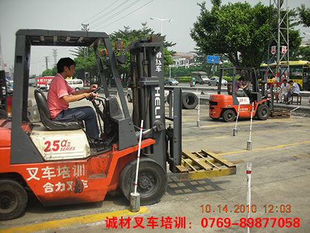 东莞哪里有学习叉车培训考证的学校，成才学校带你认识叉车技术